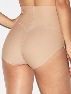 Skims butt lifting brief in clay